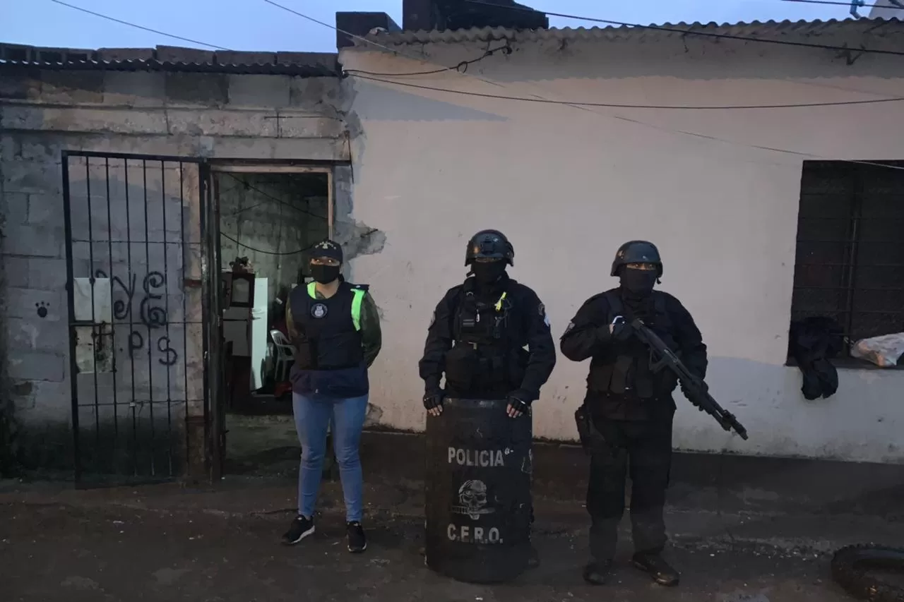 EN EL OPERATIVO. La Policía custodia la vivienda. Foto: Ministerio de Seguridad