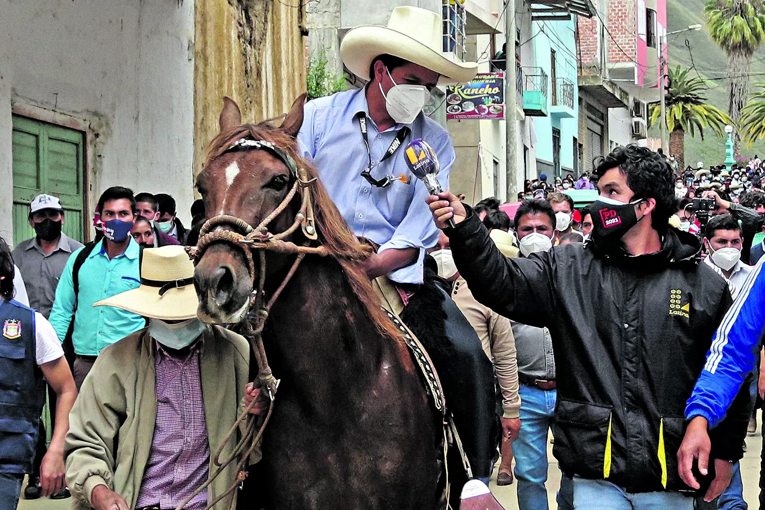 EN CAJAMARCA. Castillo, del partido Perú Libre, fue a votar a caballo. 