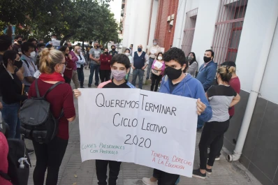 Marcharon para pedir clases presenciales en el Instituto Técnico de la UNT