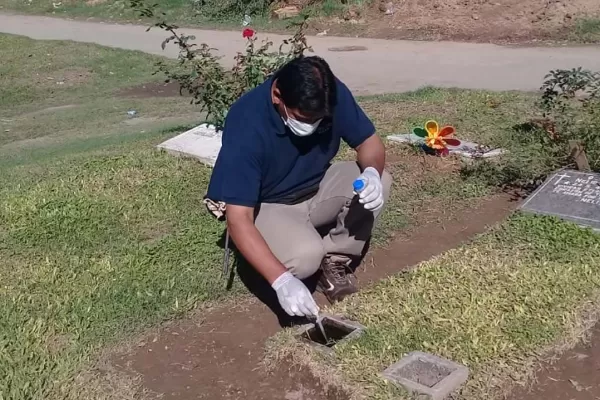 Piden no dejar recipientes con agua en los cementerios
