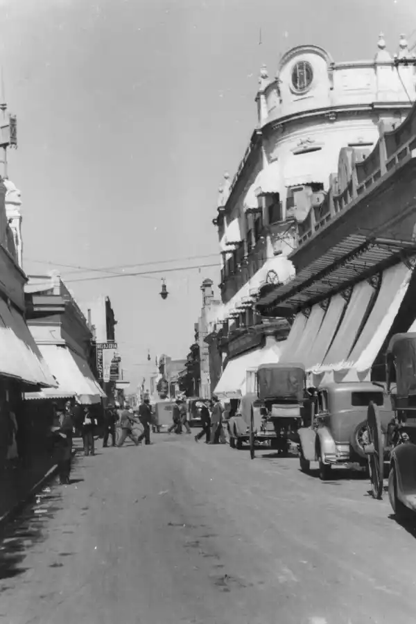 EN LA DÉCADA DE 1920. Esta es la calle Muñecas por donde pasó al galope el caballo con su carro en horas de la siesta.  