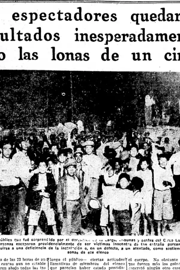 EN 1931. El público sale de la carpa derrumbada entre sorprendido y sin poder creer que se salvaron de milagro del accidente.    