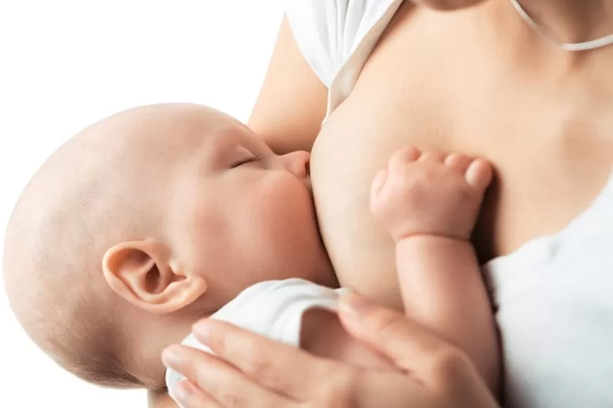 Expertos aconsejan la lactancia materna incluso cuando la mujer esté cursando coronavirus