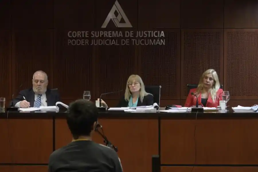 ATENTOS. Los miembros del tribunal darían mañana la sentencia del juicio. 