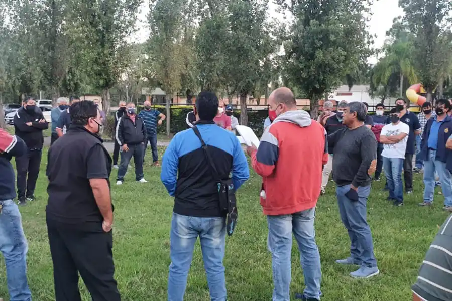 ASAMBLEA. UTA decidió retomar el paro hasta que les paguen las sumas adeudadas.