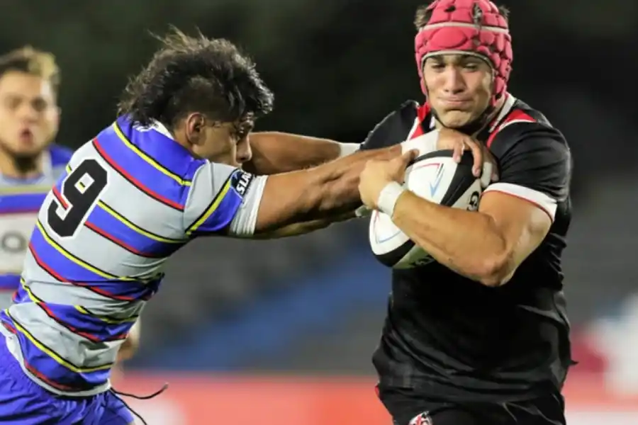 EN DEFENSA. Gonzalo García no pudo frenar con su tackle a Alfonso Escobar, que anotó su primer try del partido.