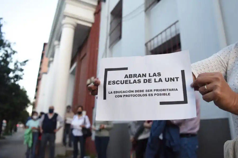Marcharon para pedir clases presenciales en el Instituto Técnico de la UNT
