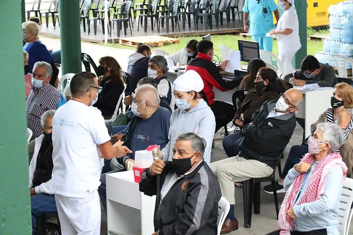 CAMPAÑA DE INMUNIZACIÓN. Personas incluidas en los grupos de riesgo reciben la inoculación. Foto: Ministerio de Salud
