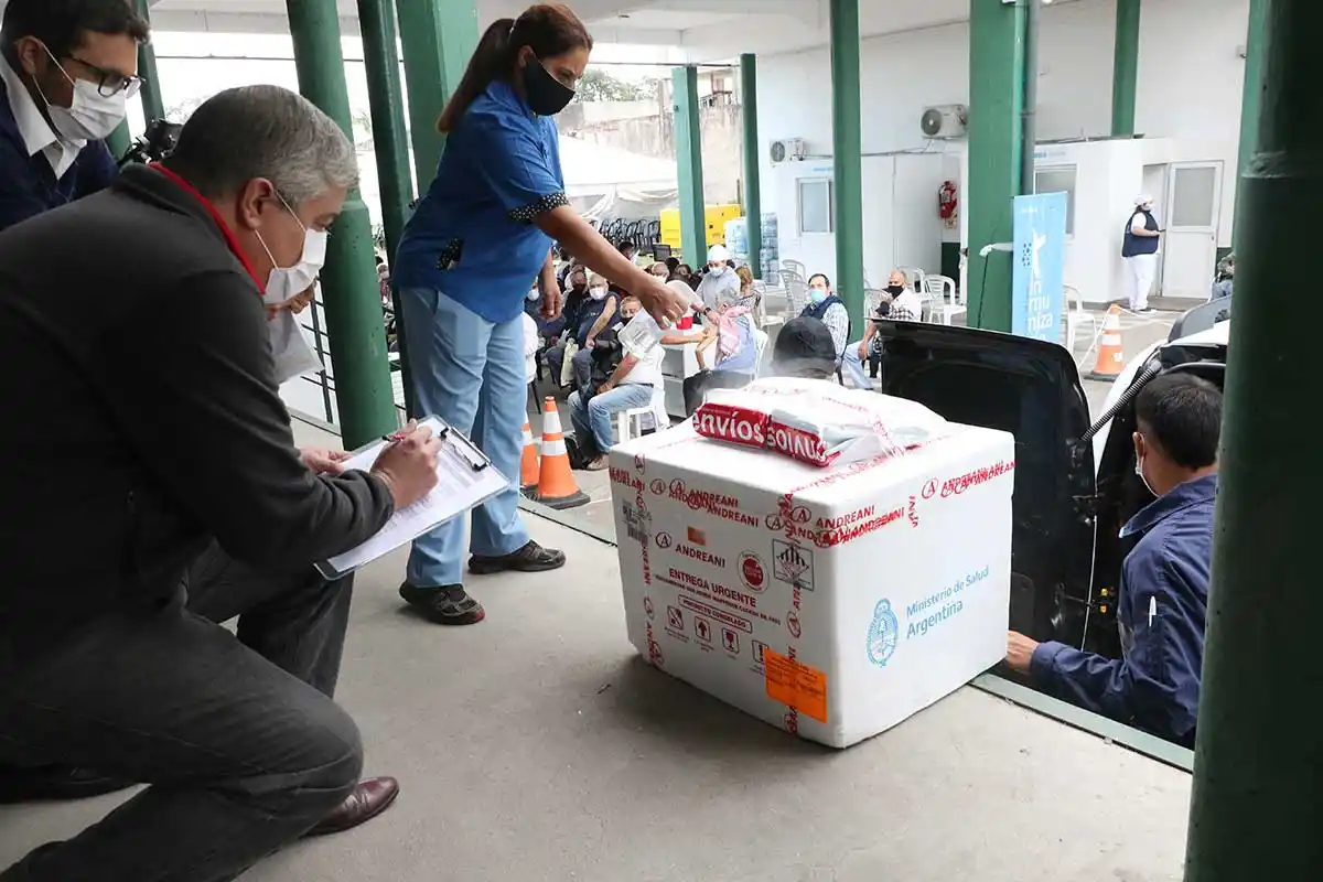 OPERATIVO. Una agente sanitiza una conservadora con dosis de Sputnik V. Foto: Salud