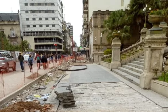 25 DE MAYO PRIMERA CUADRA. Los ladrillos fueron hallados debajo de la vereda de la Casa de Gobierno.
