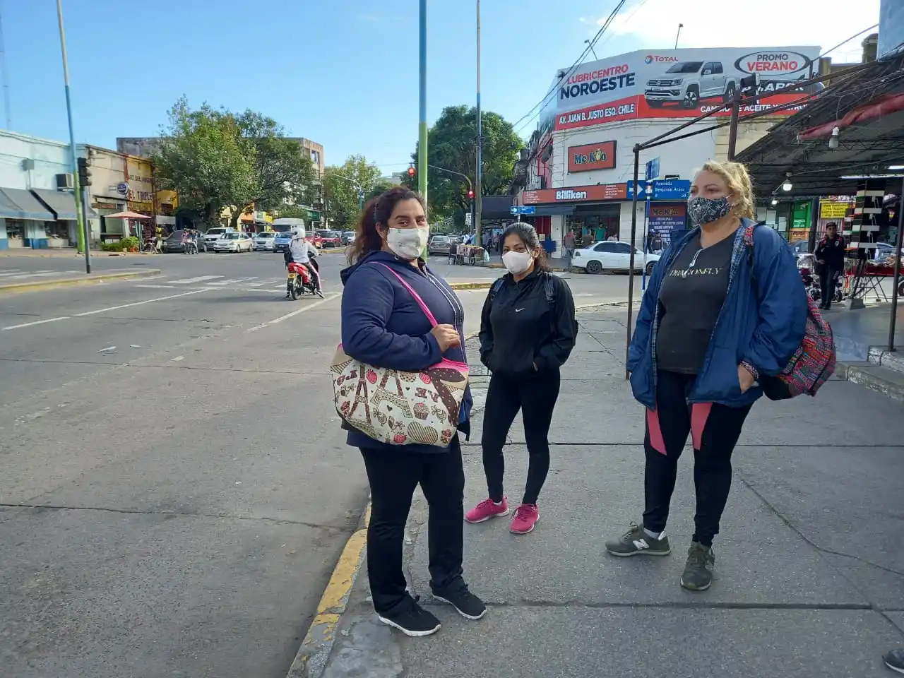 Pasjeras en espera de las combis, en medio del paro de UTA.