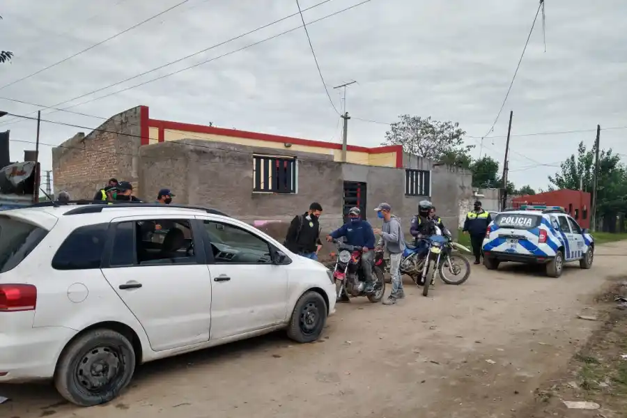 ALLANAMIENTO Y DETENCIÓN en la casa de uno de los motoarrebatadores. FOTO POLICÍA DE TUCUMÁN. 