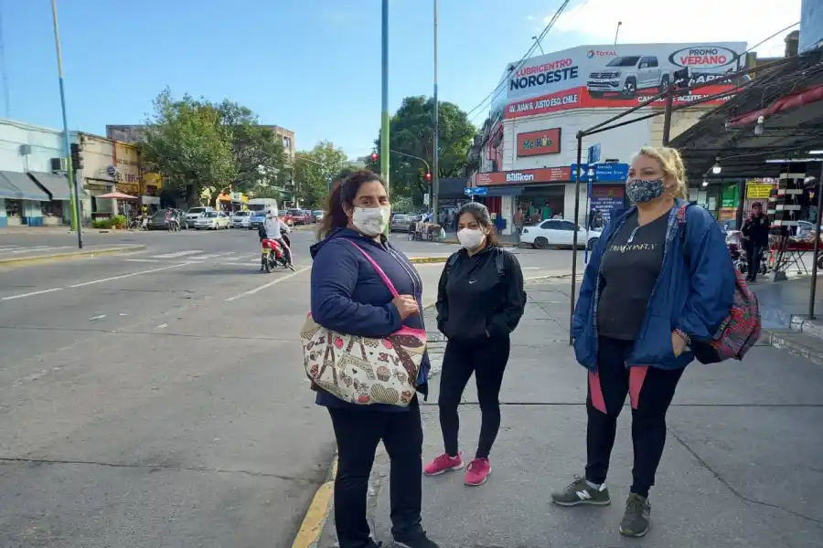 Pasjeras en espera de las combis, en medio del paro de UTA.