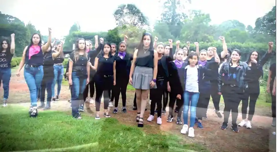 EN EL ROSEDAL. Adriana Rojas, al frente de un fuerte mensaje. 