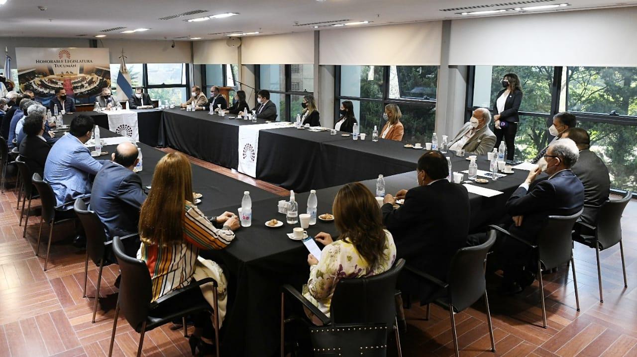 Jaldo y el Ombudsman analizaron las demandas de los tucumanos ante la Defensoría del Pueblo