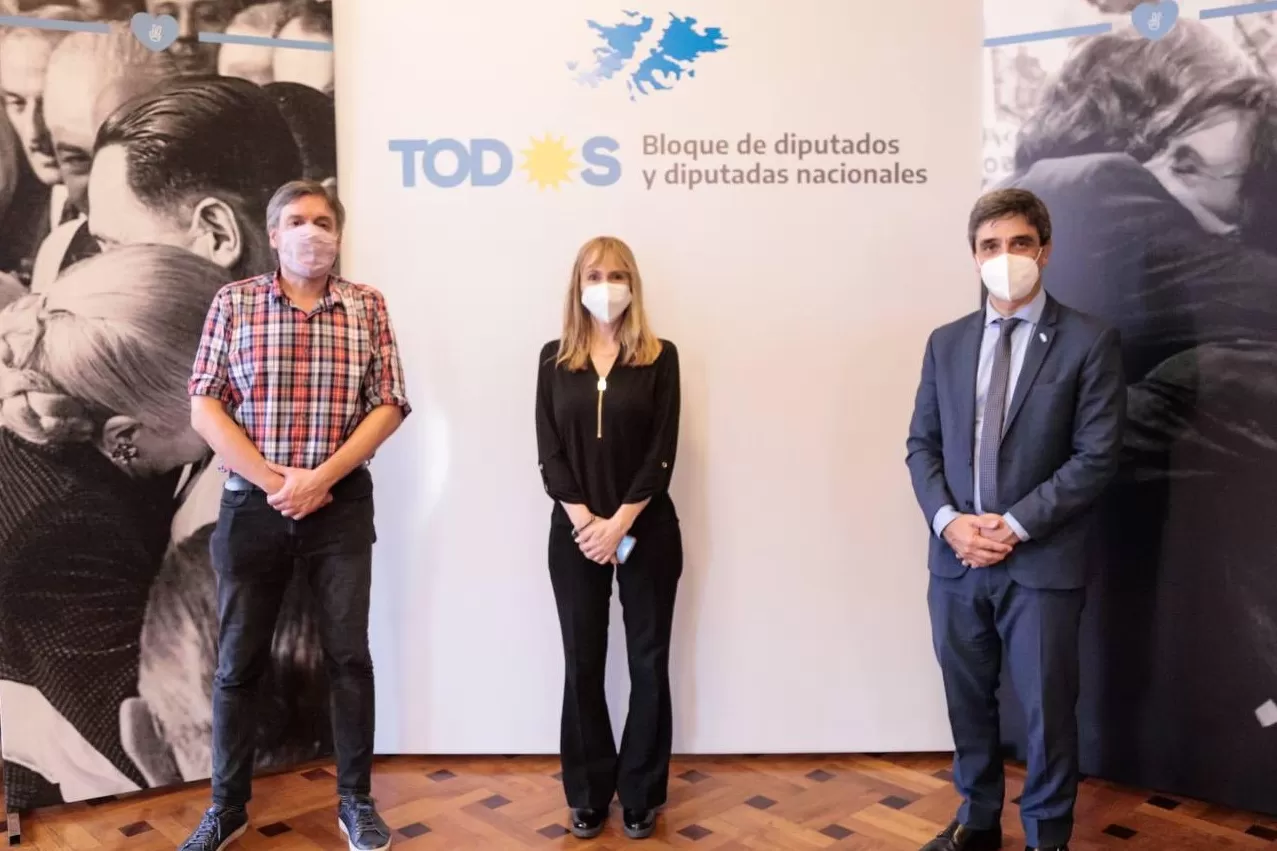 Máximo Kirchner, Sandra Tirado y Pablo Yedlin, antes de la reunión. FOTO TWITTER, PABLO YEDLIN. 