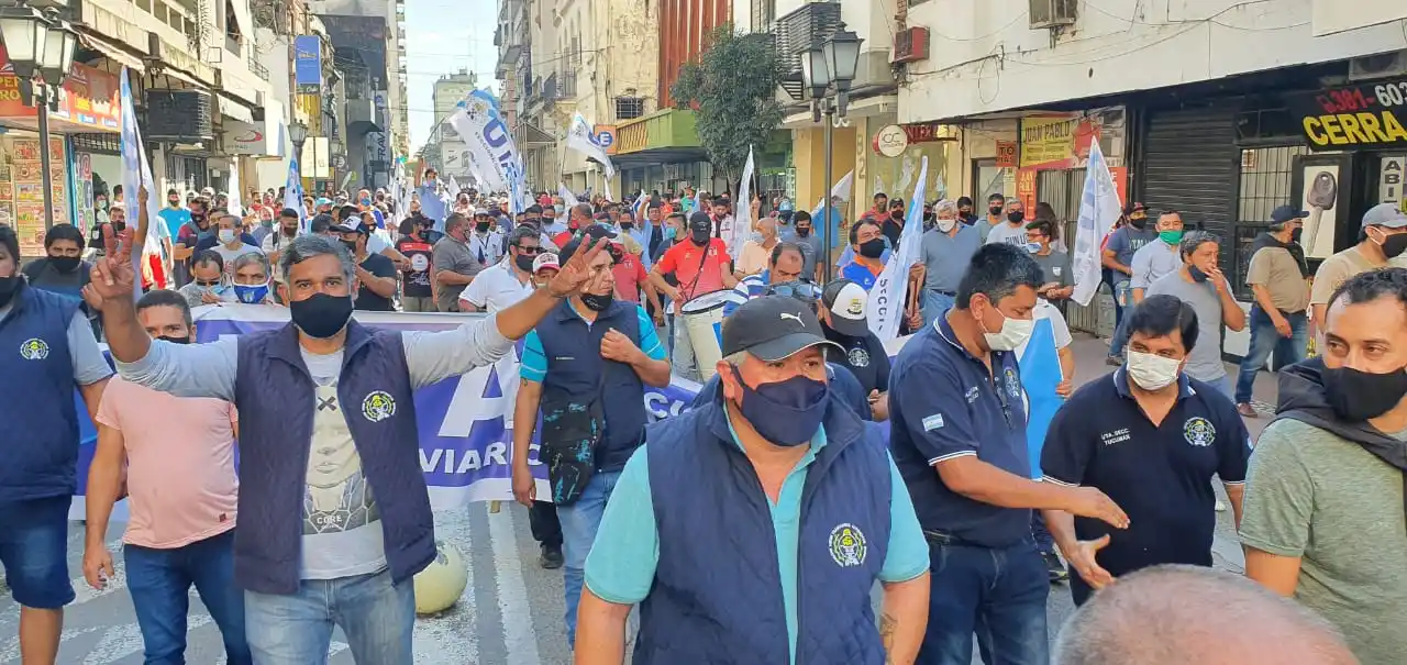 Con una fuerte custodia policial, los choferes de UTA protestan frente a la intendencia