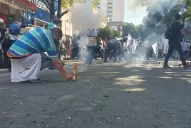 Con una fuerte custodia policial, los choferes de UTA protestan frente a la intendencia