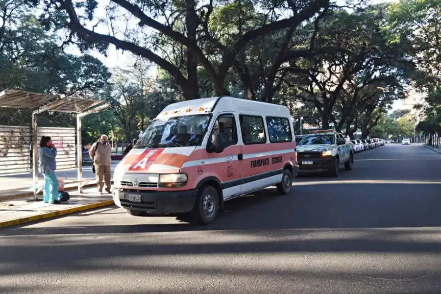 PALIATIVO. La Capital puso en marcha un sistema alternativo con combis. 