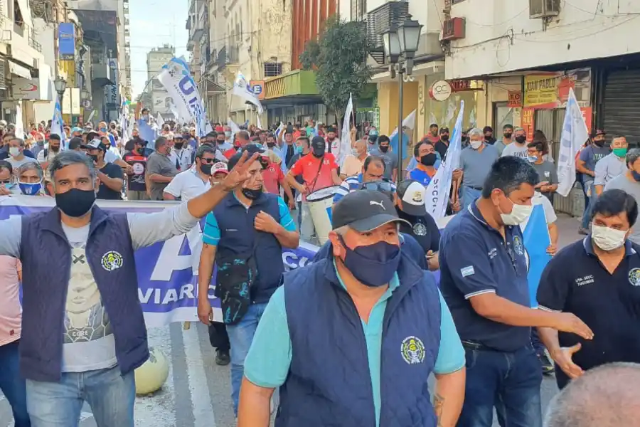 Con una fuerte custodia policial, los choferes de UTA protestan frente a la intendencia