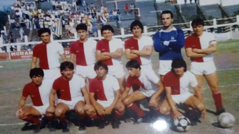MITAD ROJO, MITAD BLANCO. A lo largo de su historia, Sportivo Guzmán contó con muchas figuras y formaciones inolvidables. En la foto, la de 1987. 