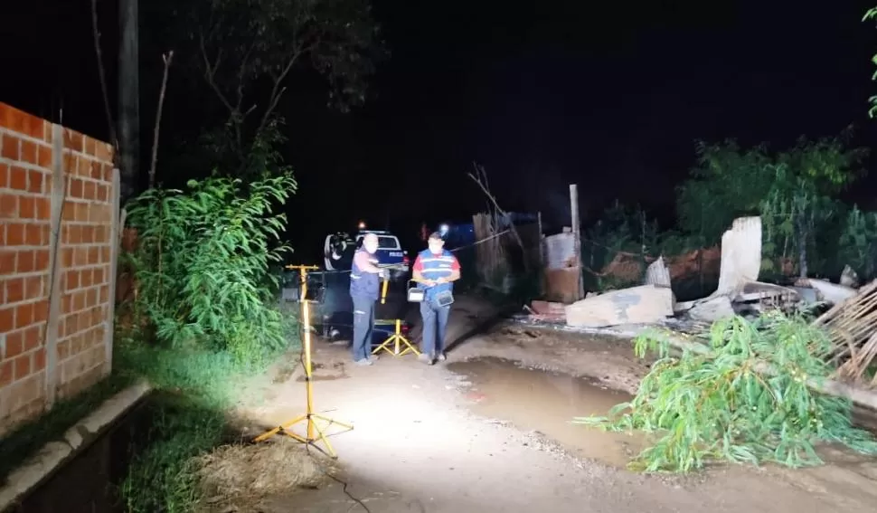 DESTROZADA. La vivienda de la víctima se desplomó por el incendio. Adentro estaba el cuerpo de Escobar.