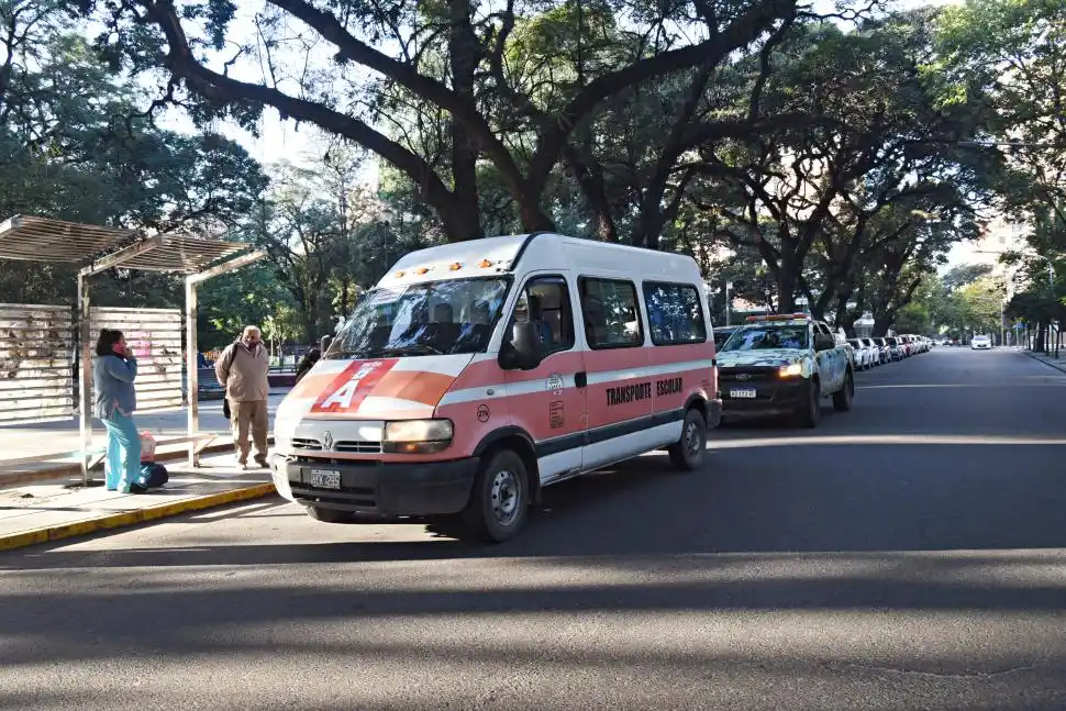 PALIATIVO. La Capital puso en marcha un sistema alternativo con combis. 