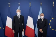 Martín Guzmán busca renegociar la deuda argentina y la producción local de la vacuna rusa