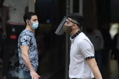 La OMS recomendó mantener el uso de barbijos, aún después de ser vacunados