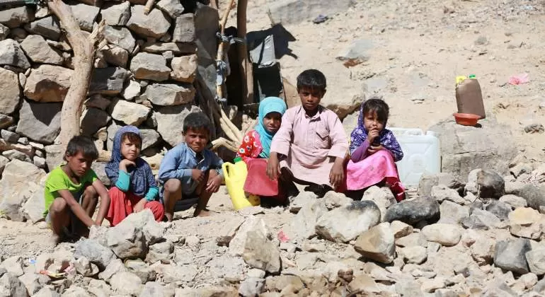ASEDIADOS. Los niños yemenitas sufren hambre en un país destruido. 