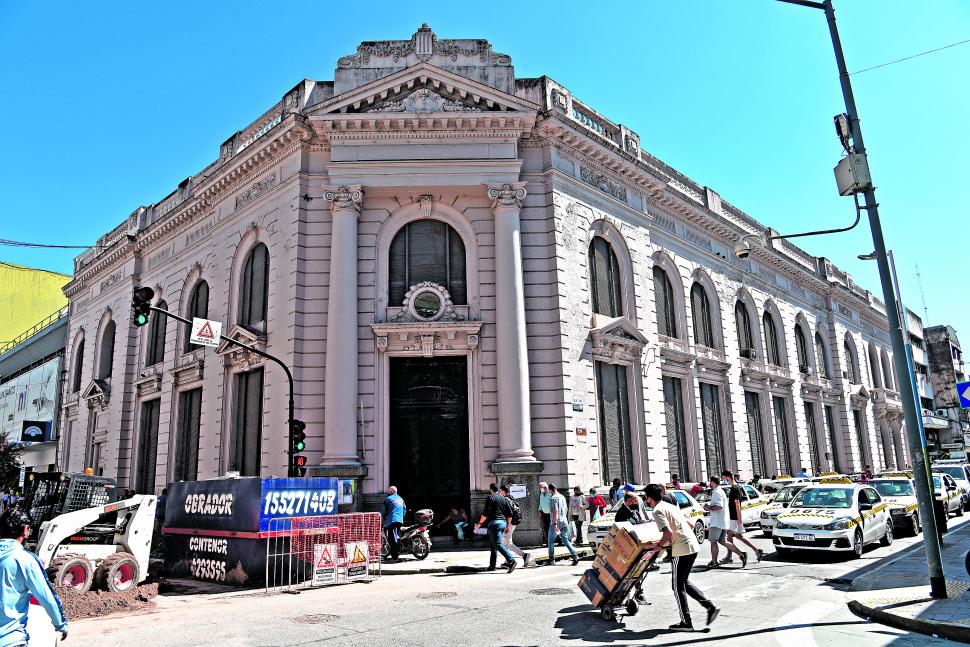 AÑOS CERRADO. El local de Rentas de la esquina noreste de Maipú y San Martín está sin destino ni aparente  mantenimiento 