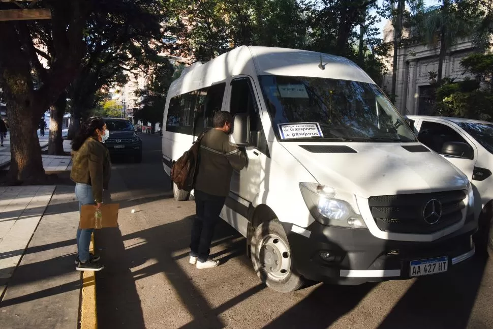 REFORZADO. Más transportistas se sumaron ayer al servicio de combis y minibuses organizado por la Municipalidad para paliar la huelga de choferes.millo