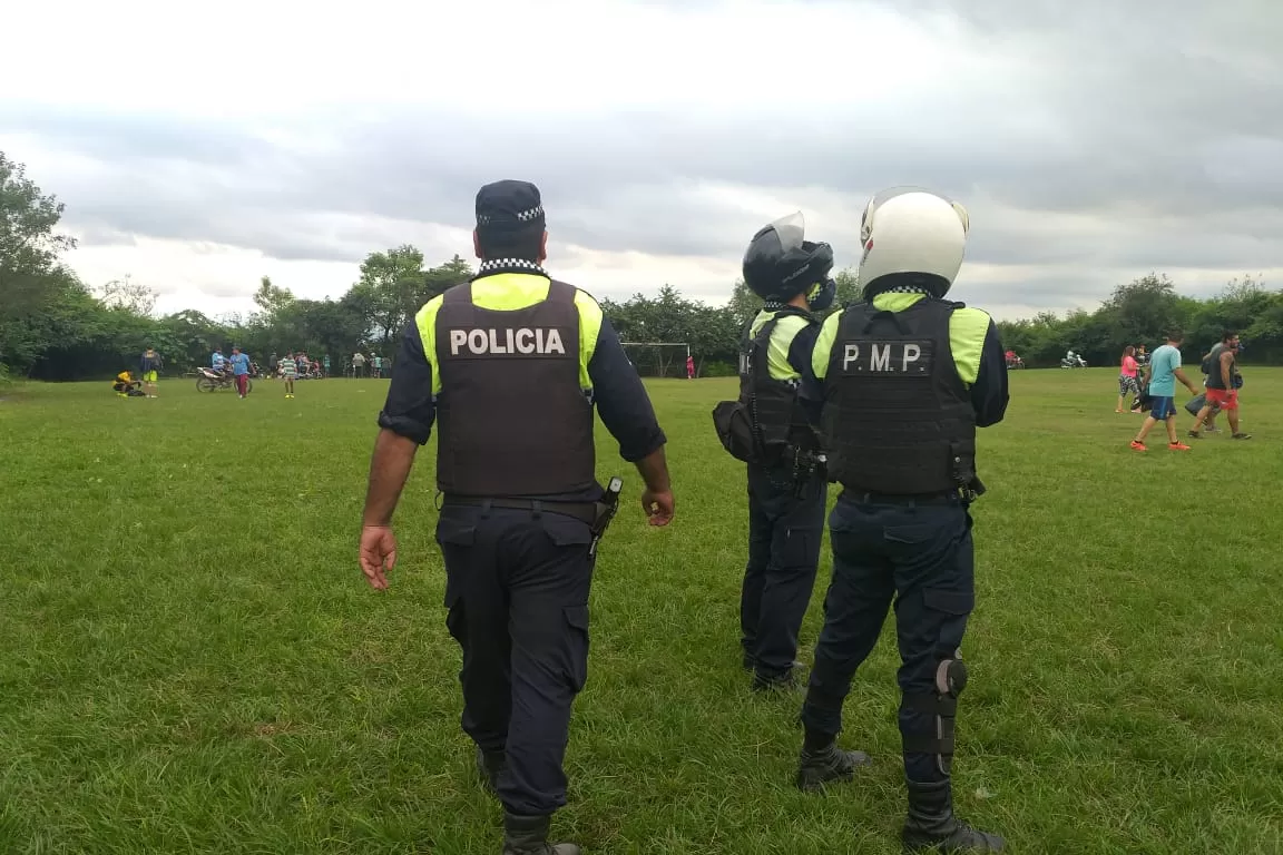 Desalojaron a un grupo de personas que participaban en un partido de fútbol