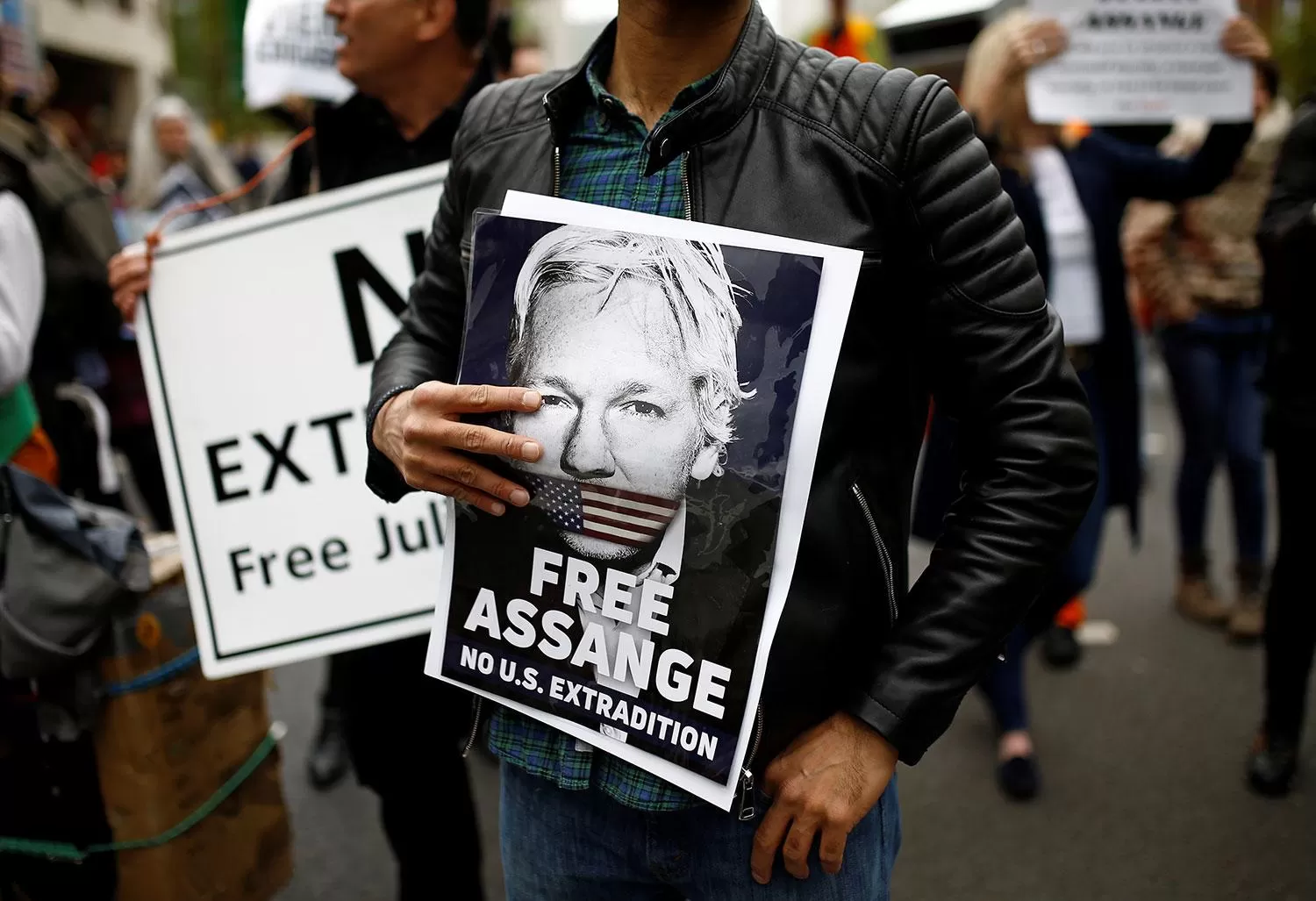 Políticos y famosos reclaman la libertad de Assange