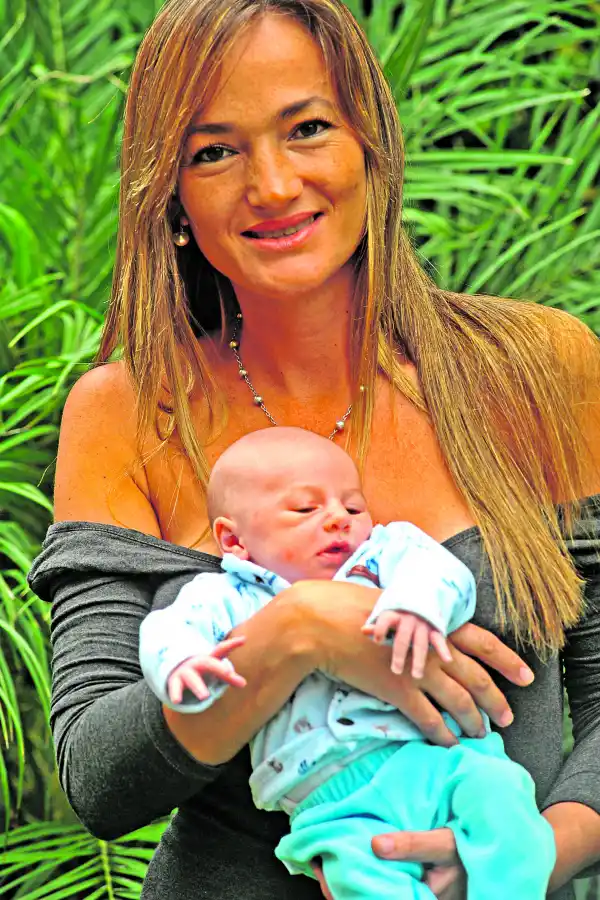 FELICIDAD PLENA. Cristina disfruta de su cuarto hijo, Benjamín. 