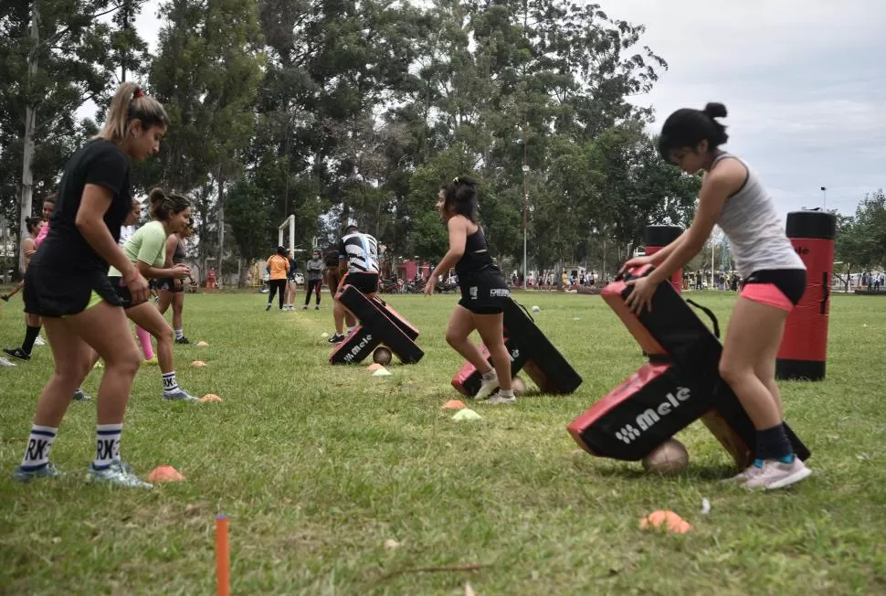 MATERIALES. Las chicas de Alberdi Rugby se entrenan con elementos aportados por la URT, gracias a su crecimiento. LA GACETA / FOTOS DE OSVALDO RIPOLL