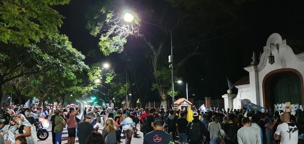 Video: incidentes en Olivos y en Casa Rosada por las restricciones anunciadas por el Gobierno