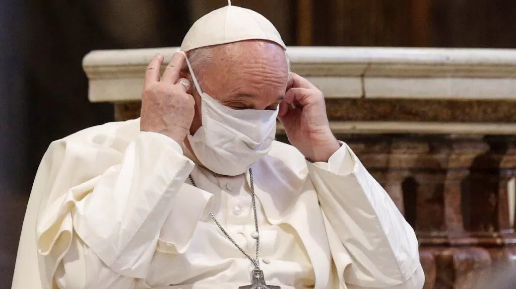 El papa reapareció en el tradicional balcón del Vaticano para rezar: extrañaba la plaza