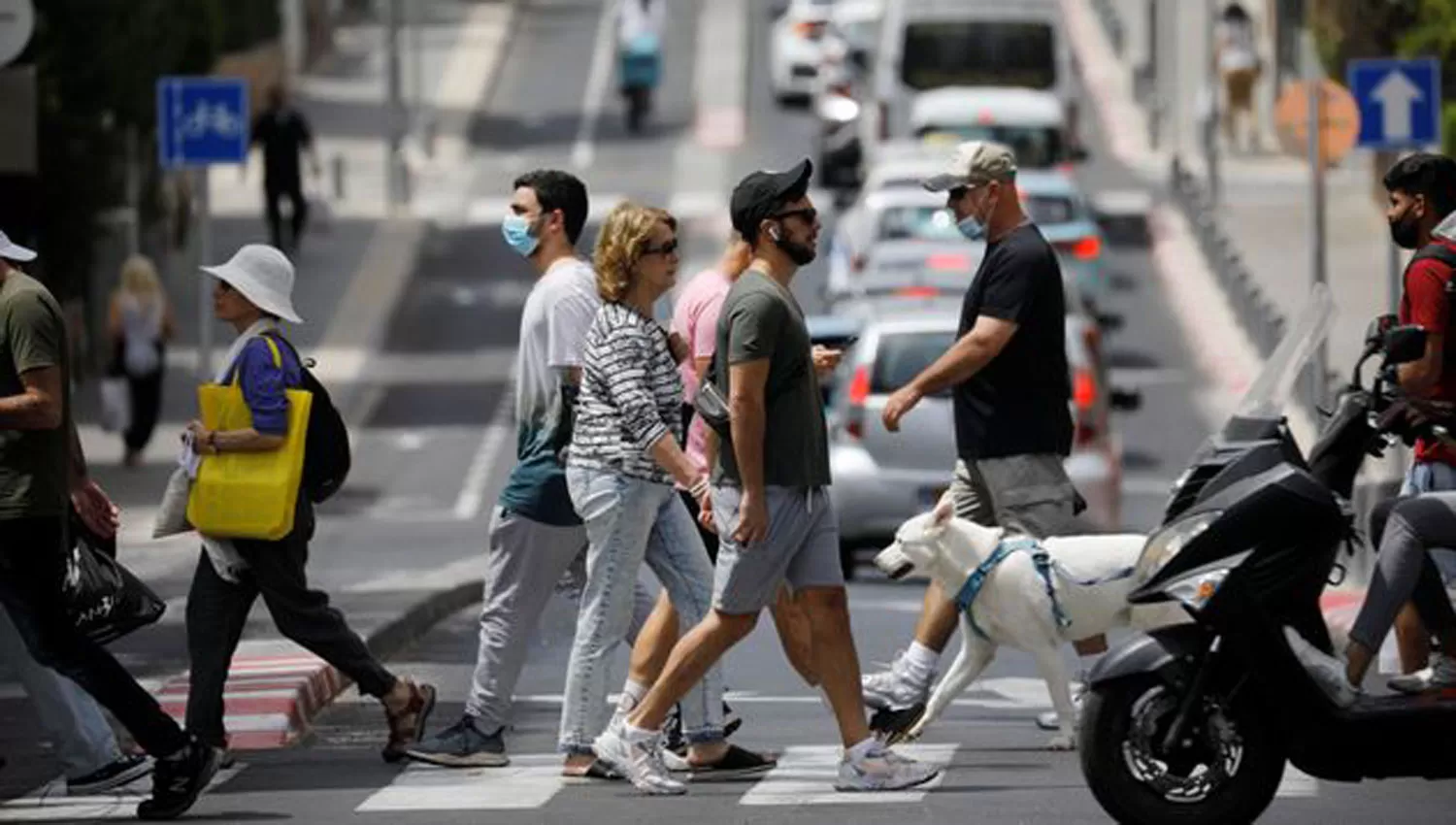 NORMALIDAD. Poco a poco los ciudadanos de Tel Aviv comienzan a salir a las calles sin barbijos.