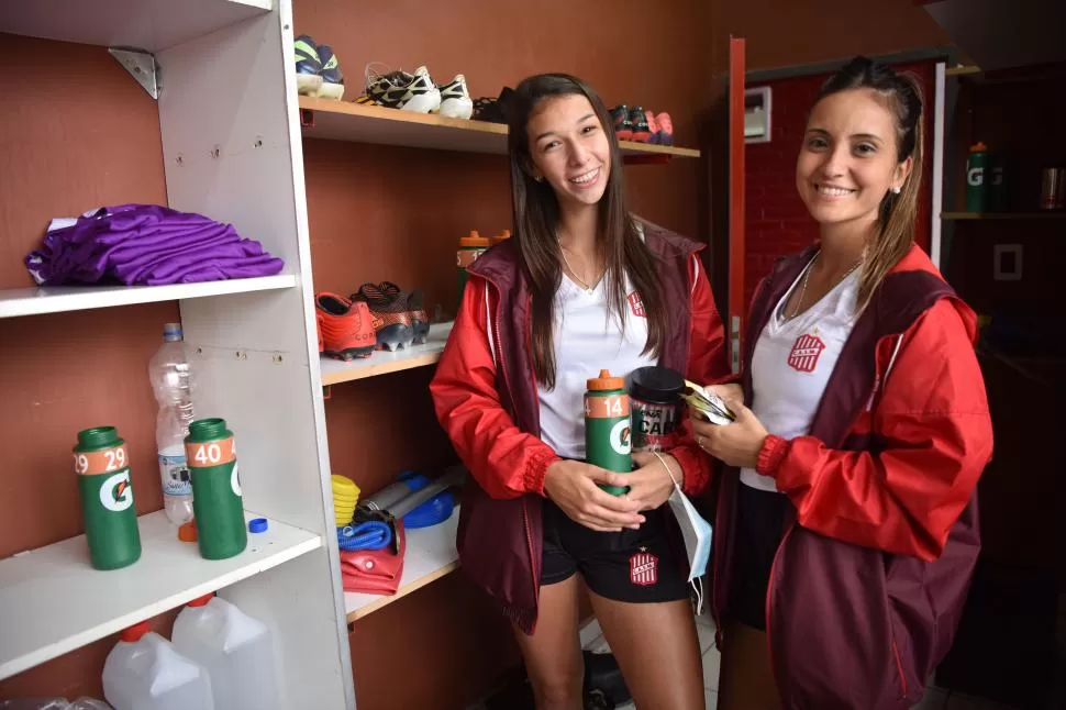 PREPARACIÓN. Hamaud y Orquera posan mientras elaboran los productos para que los futbolistas cumplan con una correcta hidratación; algo clave en la competencia de elite.