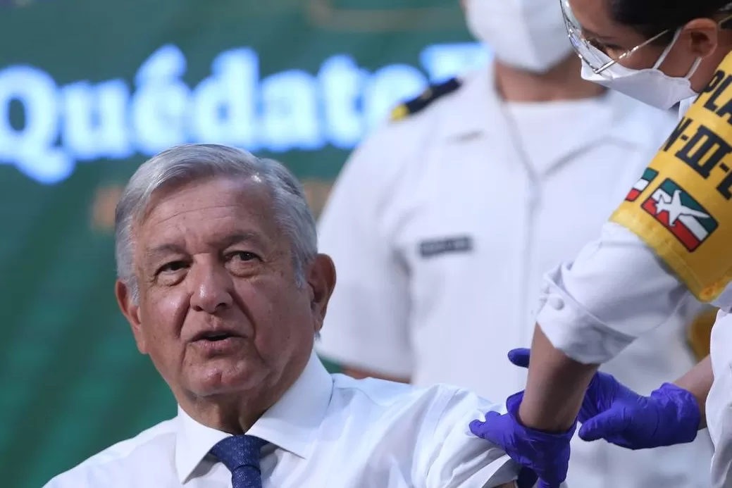 El presidente de México recibió la primera dosis de la vacuna AstraZeneca
