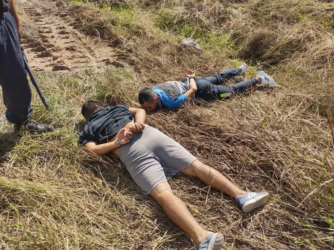 Tras una persecución, detienen a dos motoarrebatadores armados