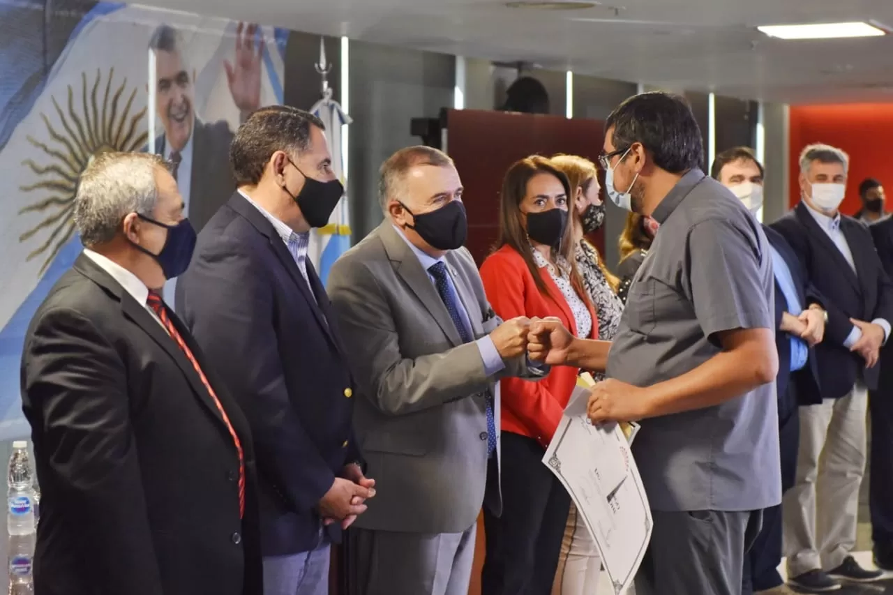 EN LA LEGISLATURA. El vicegobernador Jaldo saluda a uno de los representantes de las ONG que recibieron asistencia económica. Foto: Prensa HLT