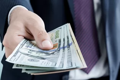 Volvió a subir el dólar blue, que se acerca cada vez más al solidario