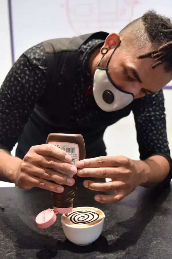 DETALLES. Elan Concepción termina de decorar una taza de café.