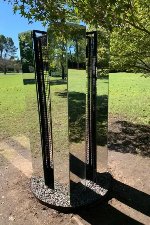 LA OBRA EN SU SITIO. “Espejos del Tiempo” fue inaugurada la semana pasada en su destino final, el cementerio parque judío ubicado en Pilar. 