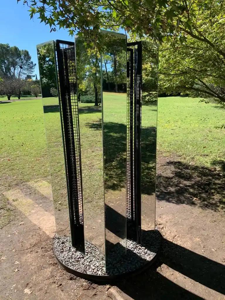 LA OBRA EN SU SITIO. “Espejos del Tiempo” fue inaugurada la semana pasada en su destino final, el cementerio parque judío ubicado en Pilar. 