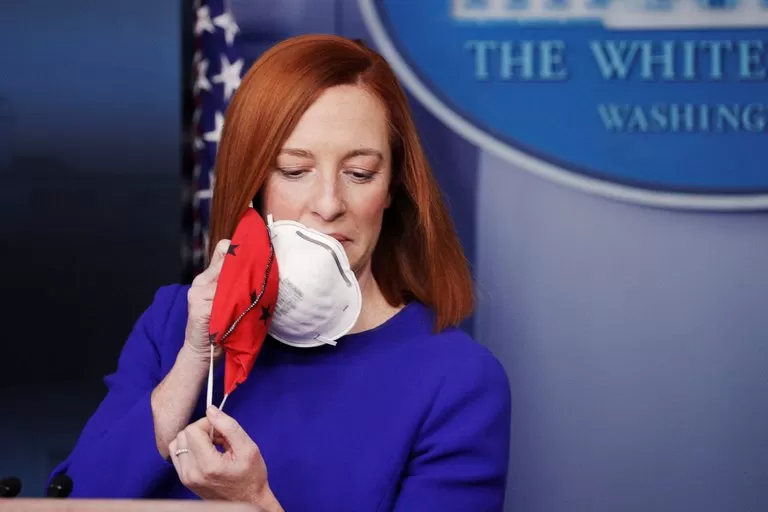 La secretaria de Prensa de la Casa Blanca, Jen Psaki, usando dos mascarillas. Foto: REUTERS/Tom Brenner
