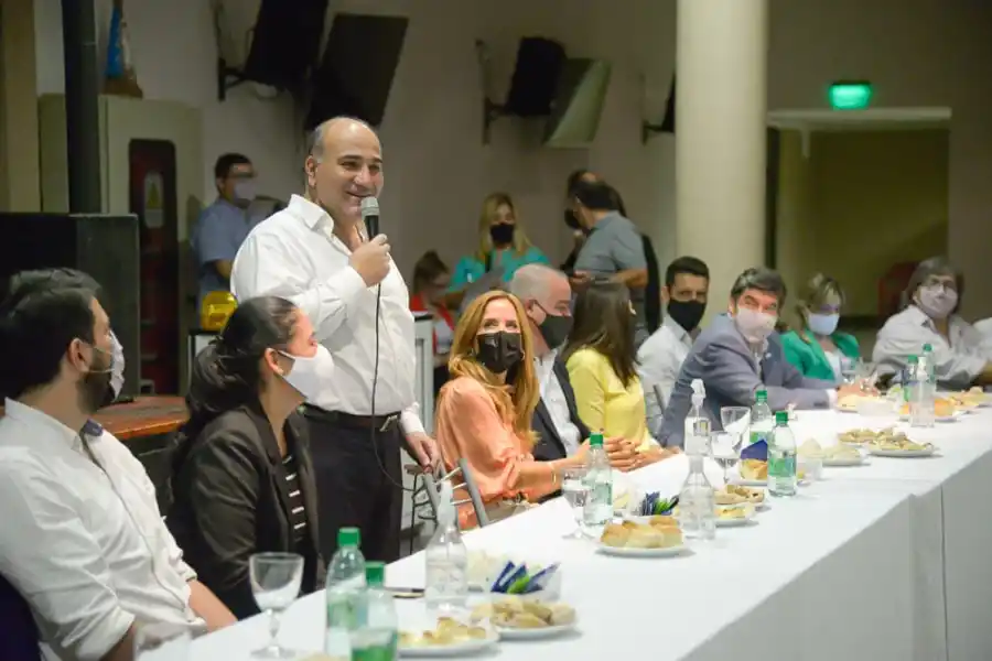 EN AGUILARES. El gobernador Manzur expresa un discurso ante dirigentes de su espacio. Foto: Comunicación Pública