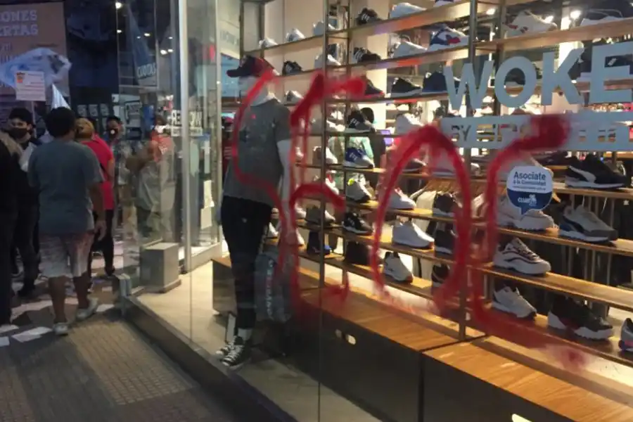 PROTESTA. Los dirigentes del SEOC se movilizaron hoy por las calles del micocentro tucumano, para exigir a los comerciantes el cierre de los negocios a las 19. Durante su paso, pintaron vidrieras de comercios.